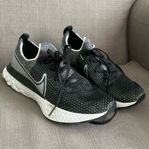 Flyknit Nike tennis shoe
